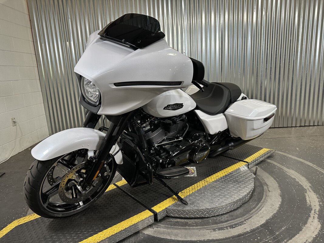 2025 Harley-Davidson Street Glide White Onyx Pearl - Black Finish - Photo 4