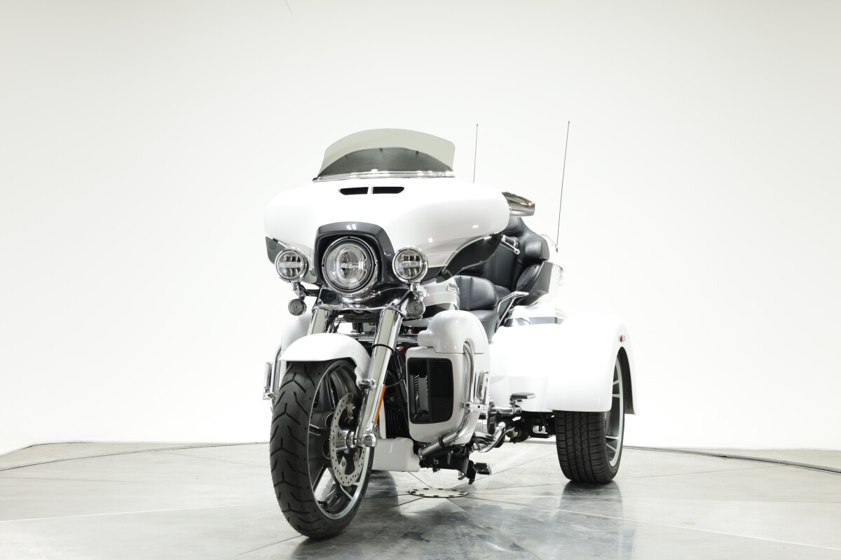 2020 Harley-Davidson FLHTCUTGSE CVO Tri Glide in Blizzard White Pearl, with 11,137 miles - Photo 8