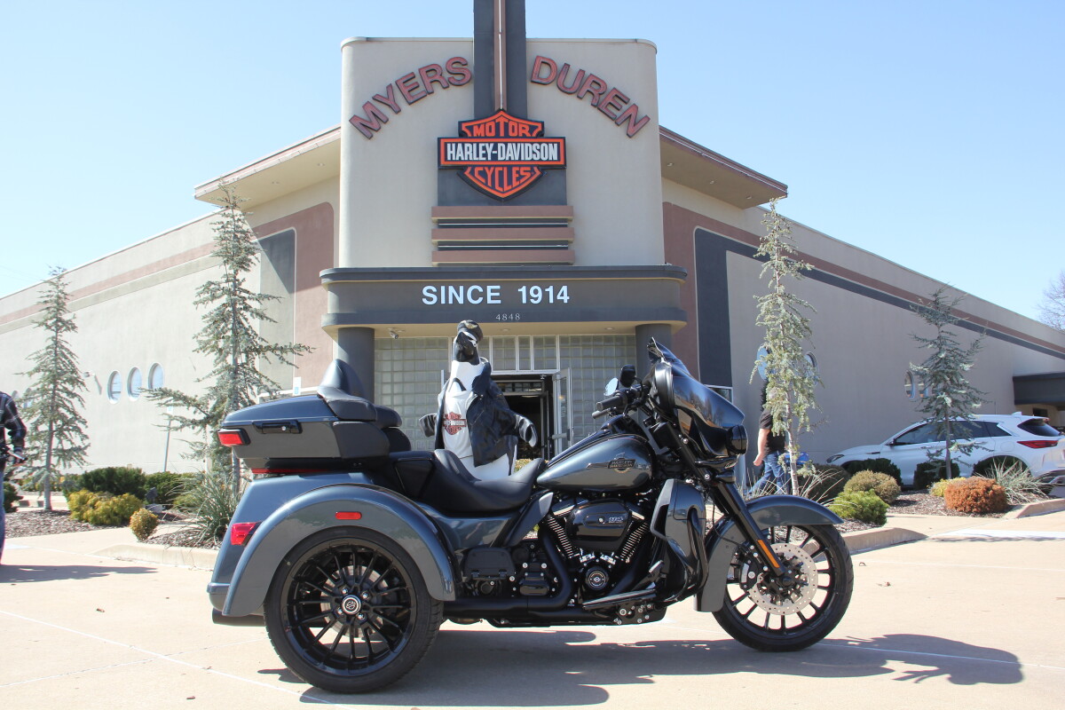 2025 Harley-Davidson Tri Glide Ultra Iron Horse Metallic / Vivid Black - Black Finish