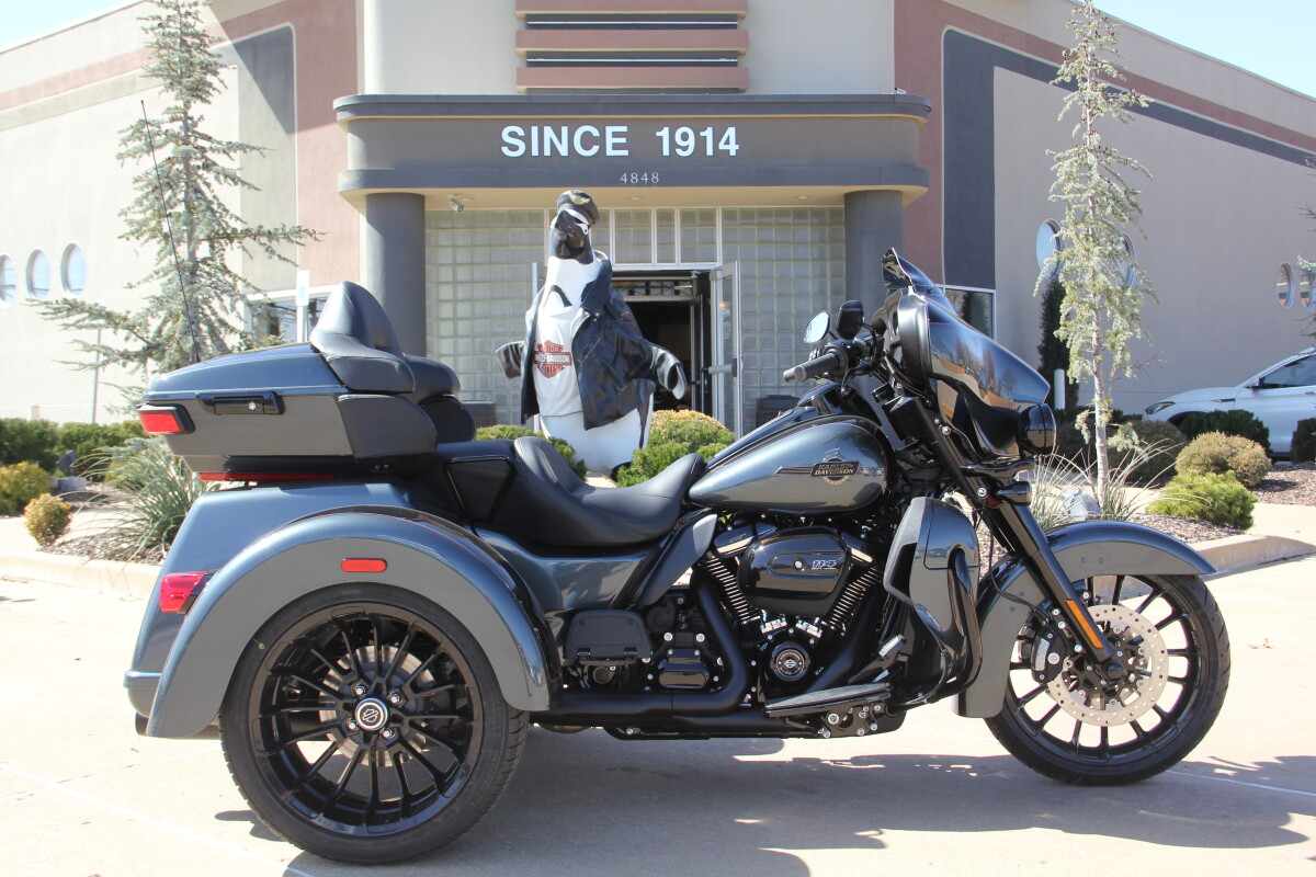 2025 Harley-Davidson Tri Glide Ultra Iron Horse Metallic / Vivid Black - Black Finish - Photo 2