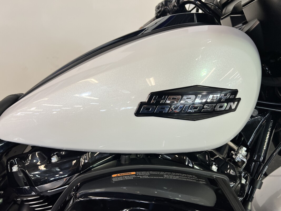 2024 Harley-Davidson Street Glide White Onyx Pearl FLHX - Photo 2