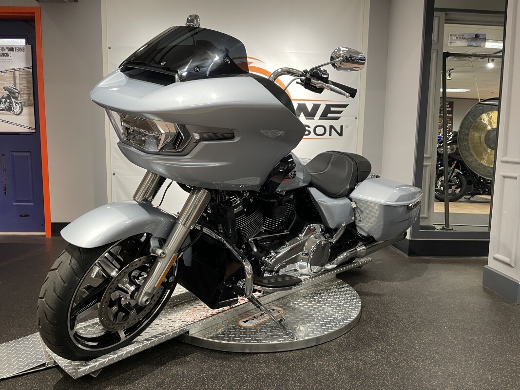 2025 Harley-Davidson Road Glide – Iconic Touring Bike - Photo 5
