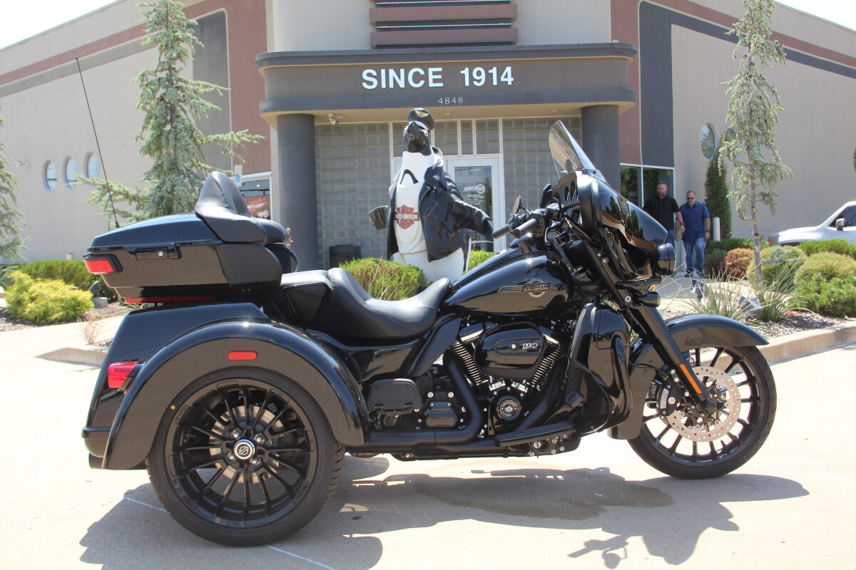 2025 Harley-Davidson Tri Glide Ultra Vivid Black - Black Finish - Photo 2