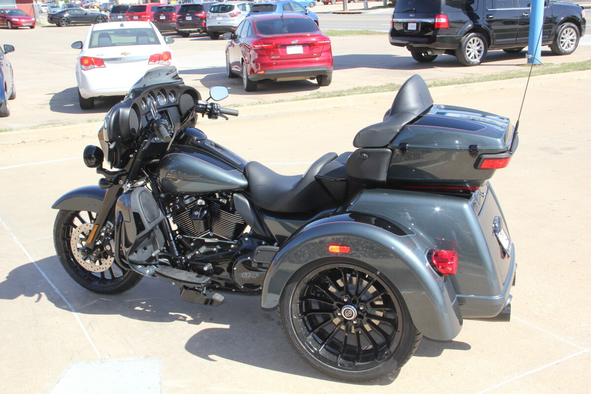 2025 Harley-Davidson Tri Glide Ultra Iron Horse Metallic / Vivid Black - Black Finish - Photo 7