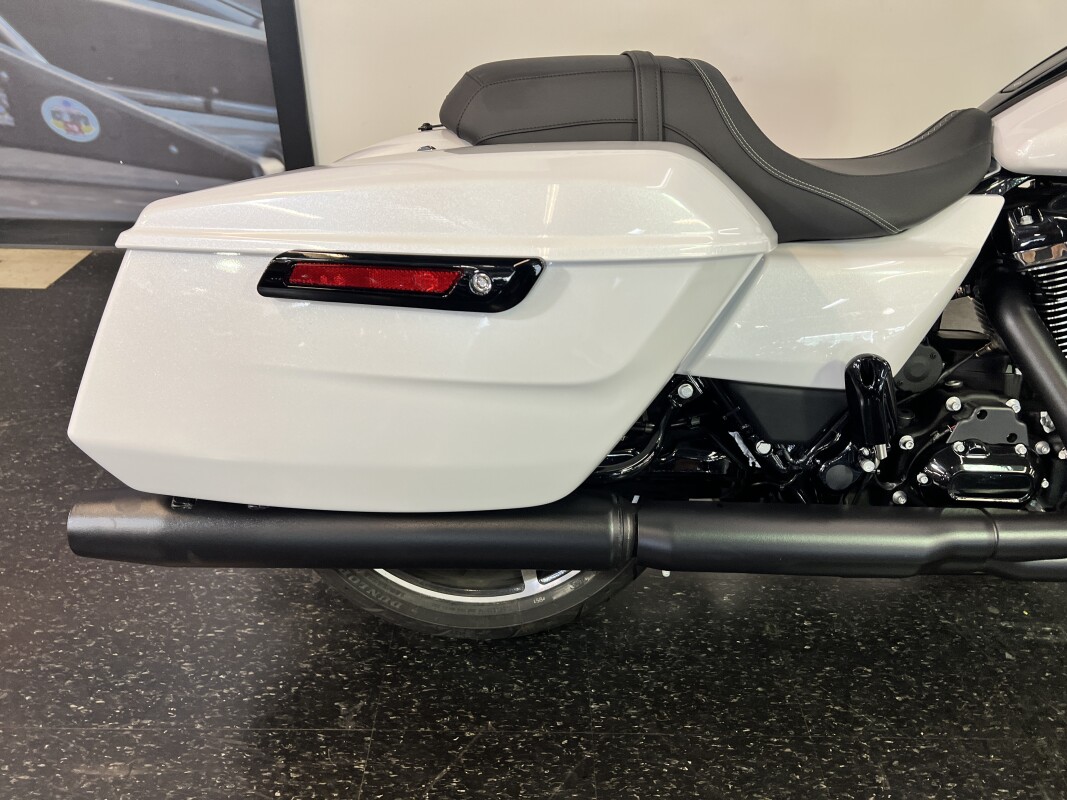 2024 Harley-Davidson Street Glide White Onyx Pearl FLHX - Photo 5