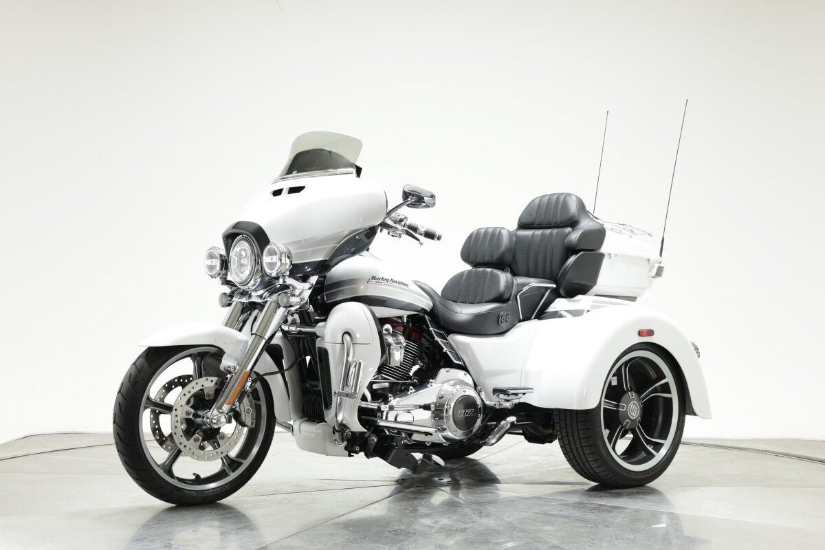 2020 Harley-Davidson FLHTCUTGSE CVO Tri Glide in Blizzard White Pearl, with 11,137 miles - Photo 10