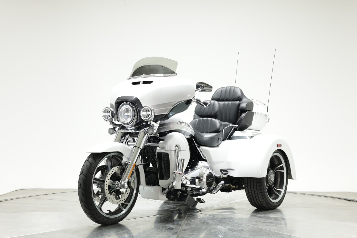 2020 Harley-Davidson FLHTCUTGSE CVO Tri Glide in Blizzard White Pearl, with 11,137 miles - Photo 9