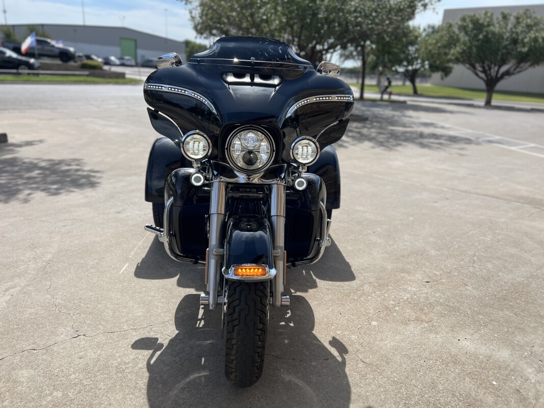 2019 Harley-Davidson Tri Glide Ultra Silver Flux/Black Fuse - Photo 3