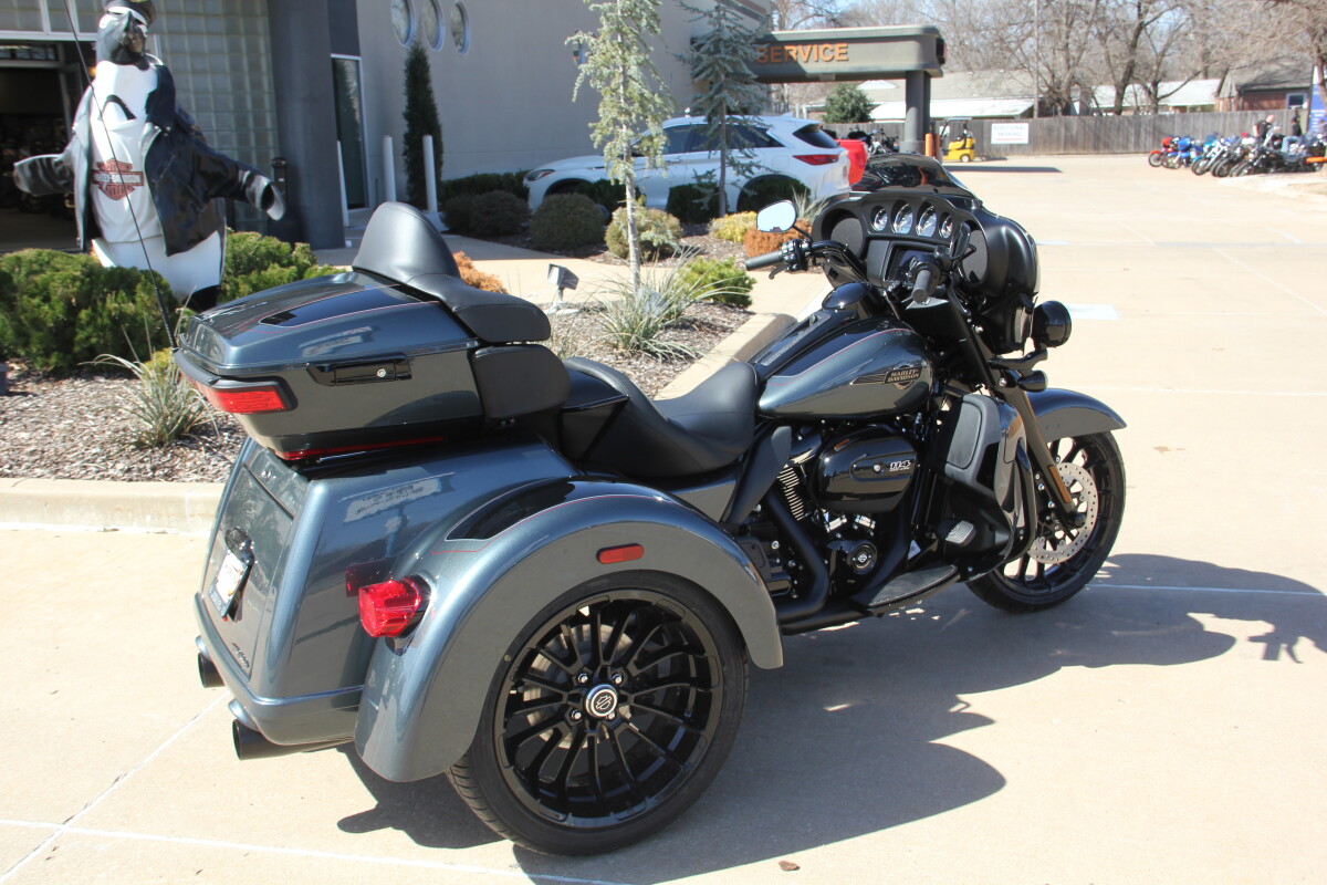 2025 Harley-Davidson Tri Glide Ultra Iron Horse Metallic / Vivid Black - Black Finish - Photo 5