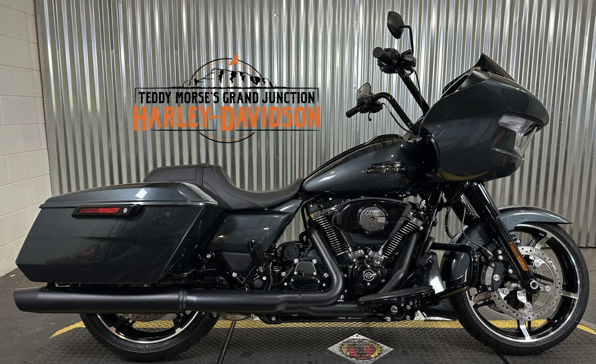 2025 Harley-Davidson Road Glide Iron Horse Metallic - Black Finish