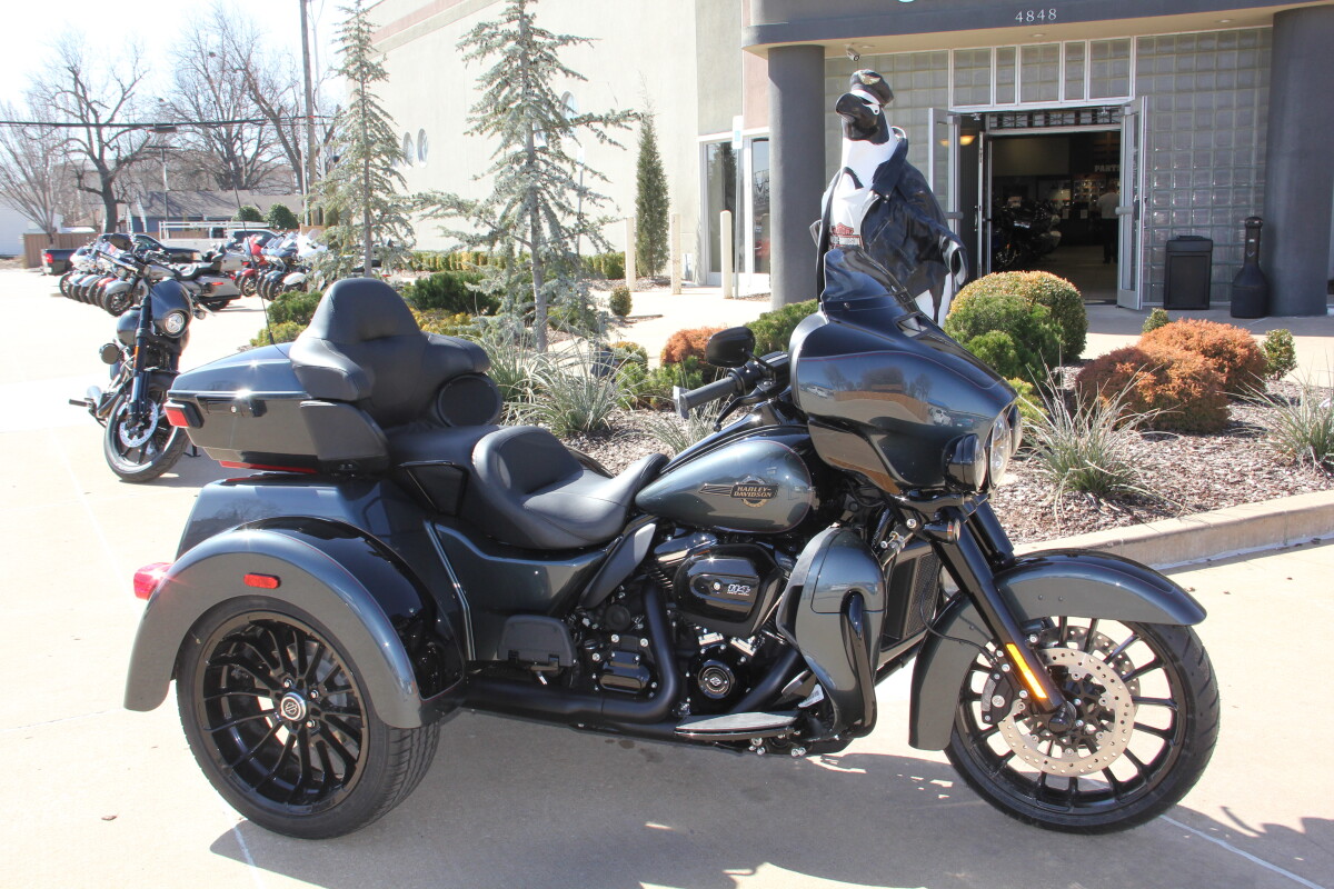 2025 Harley-Davidson Tri Glide Ultra Iron Horse Metallic / Vivid Black - Black Finish - Photo 4