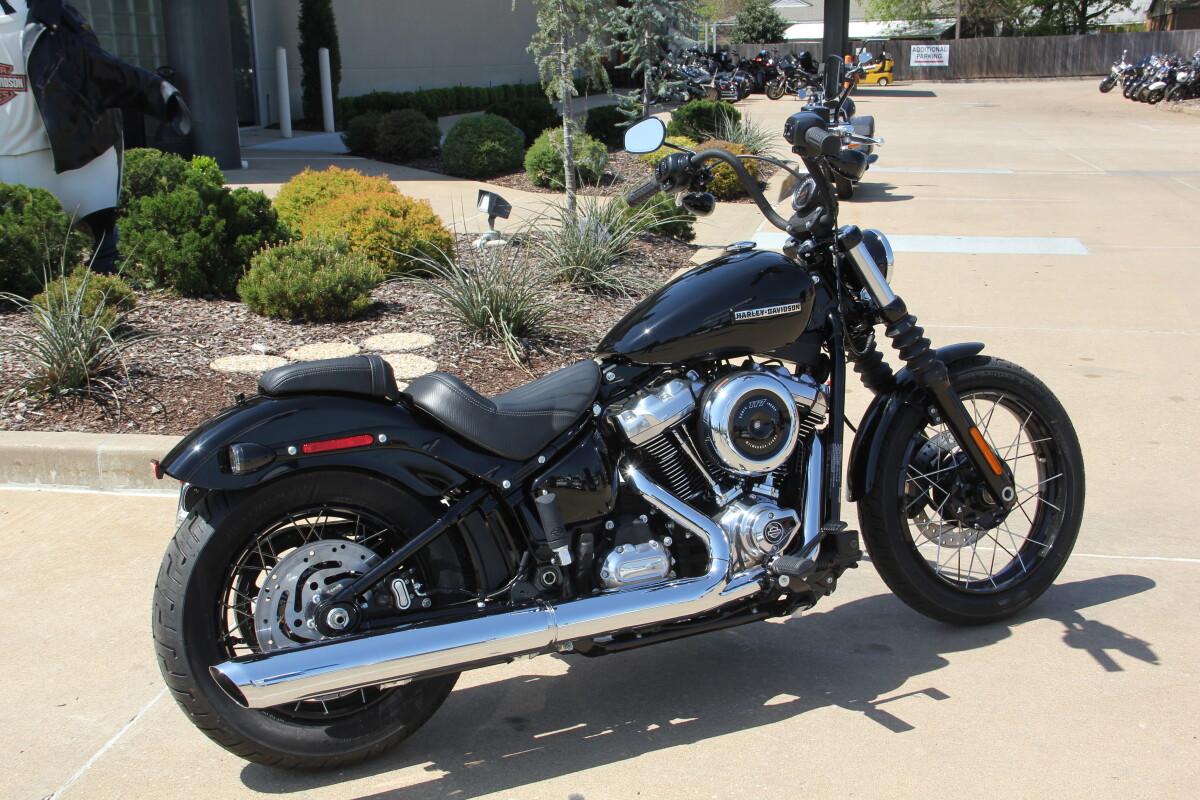 2025 Harley-Davidson Street Bob Vivid Black w/Laced Wheels - Photo 5