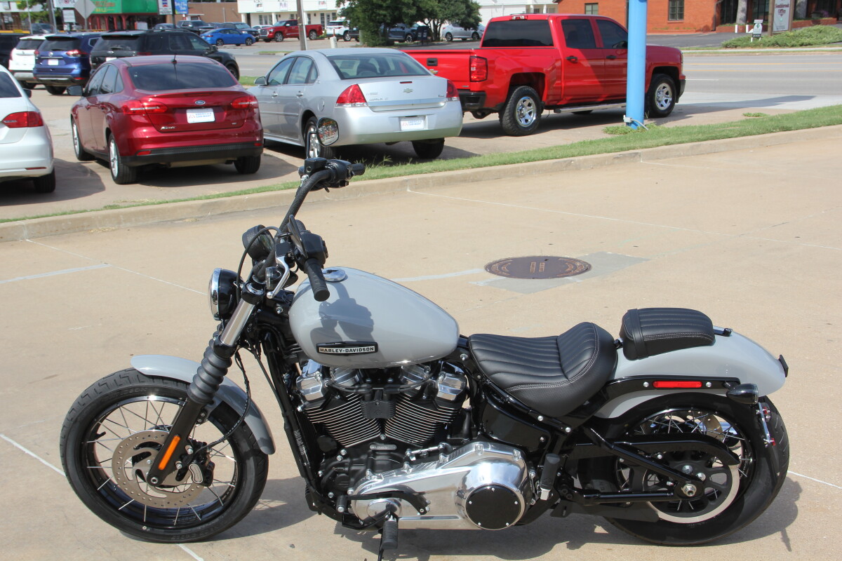 2025 Harley-Davidson Street Bob Billiard Grey w/Laced Wheels - Photo 3