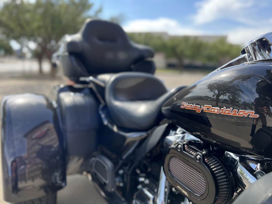 2019 Harley-Davidson Tri Glide Ultra Silver Flux/Black Fuse - Photo 9