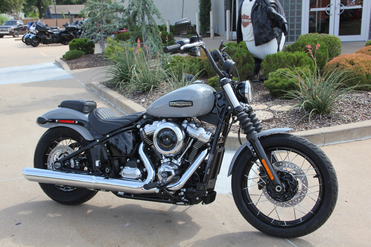 2025 Harley-Davidson Street Bob Billiard Grey w/Laced Wheels - Photo 4