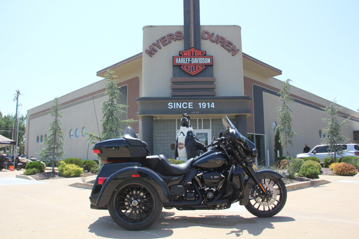 2025 Harley-Davidson Tri Glide Ultra Vivid Black - Black Finish