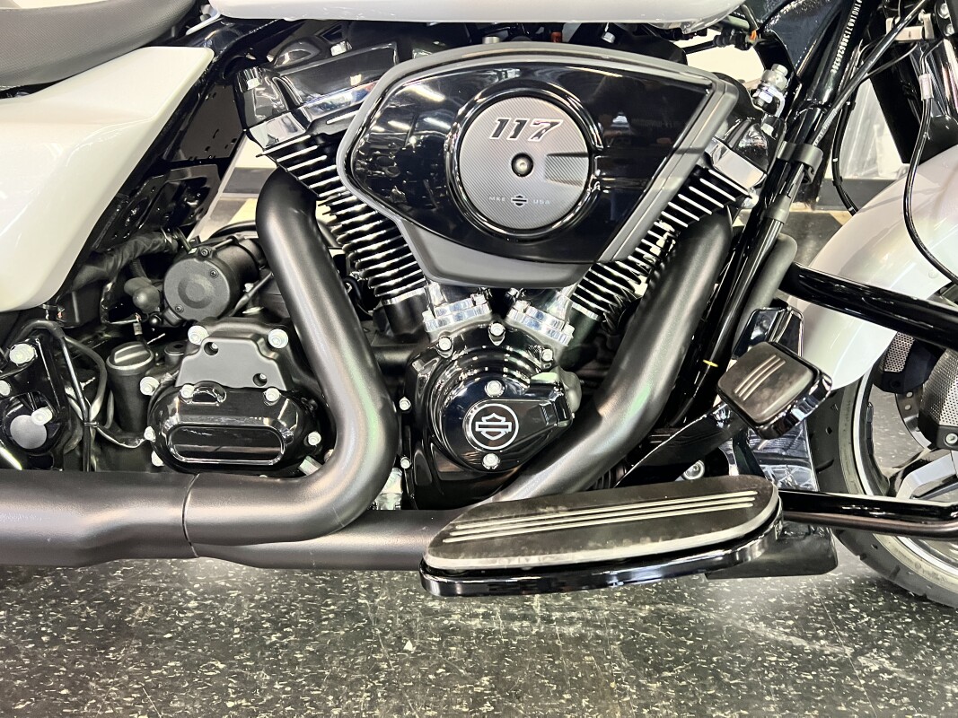 2024 Harley-Davidson Street Glide White Onyx Pearl FLHX - Photo 4