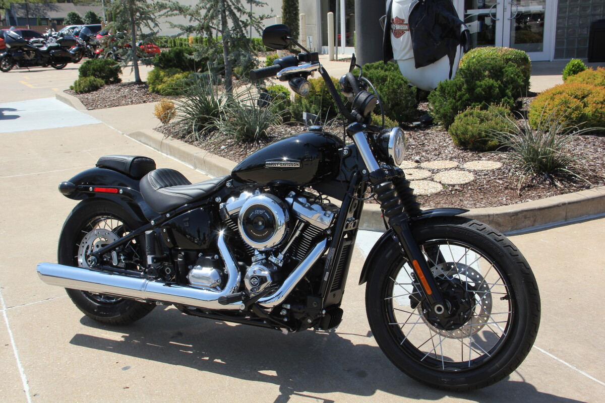 2025 Harley-Davidson Street Bob Vivid Black w/Laced Wheels - Photo 4