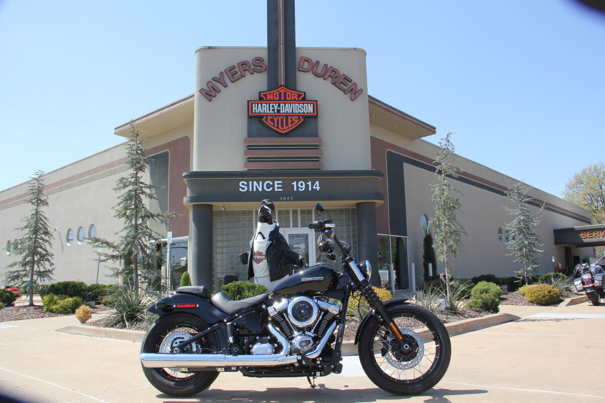 2025 Harley-Davidson Street Bob Vivid Black w/Laced Wheels