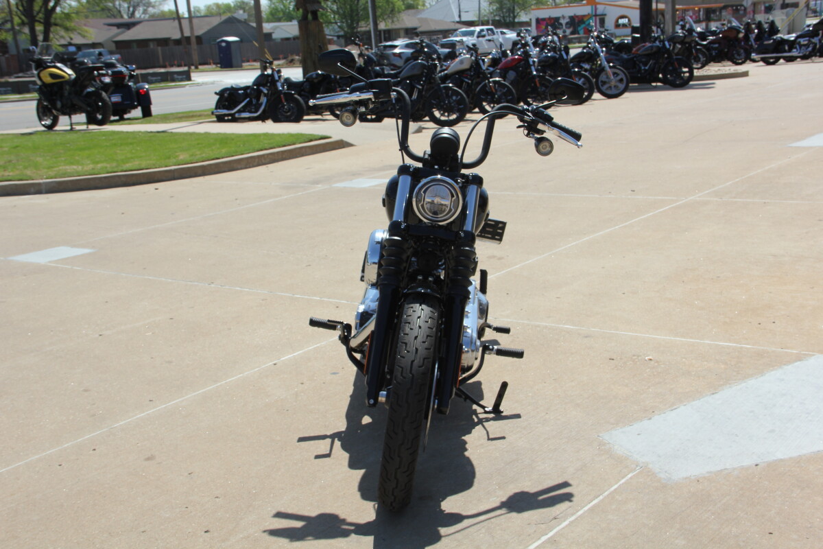 2025 Harley-Davidson Street Bob Vivid Black w/Laced Wheels - Photo 8