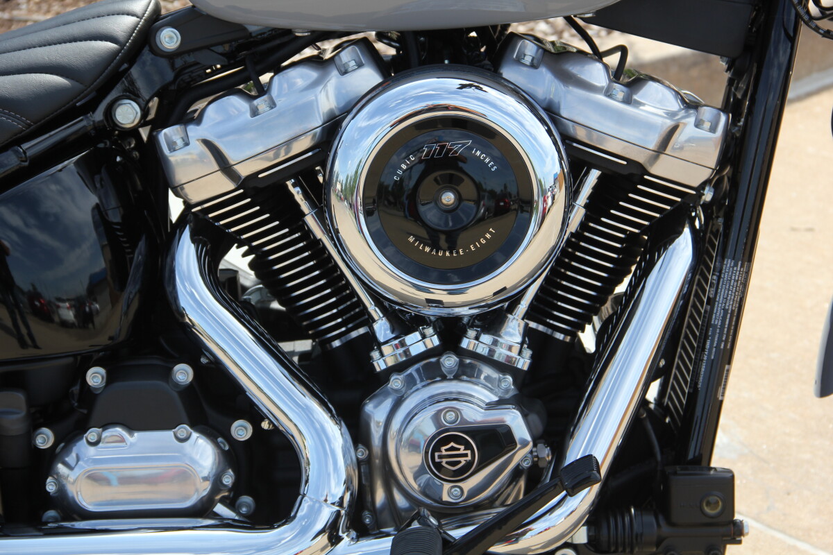 2025 Harley-Davidson Street Bob Billiard Grey w/Laced Wheels - Photo 10