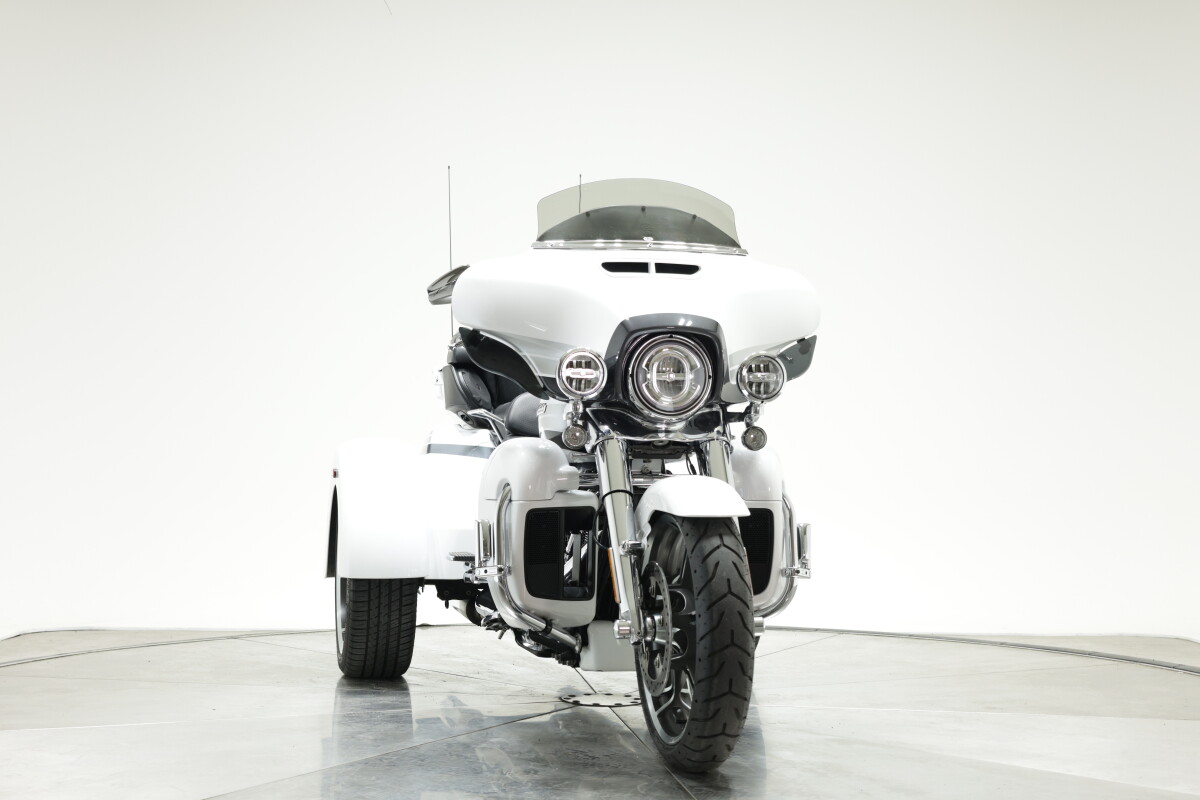 2020 Harley-Davidson FLHTCUTGSE CVO Tri Glide in Blizzard White Pearl, with 11,137 miles - Photo 6