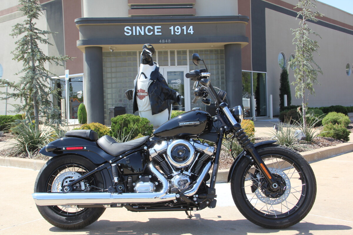 2025 Harley-Davidson Street Bob Vivid Black w/Laced Wheels - Photo 2