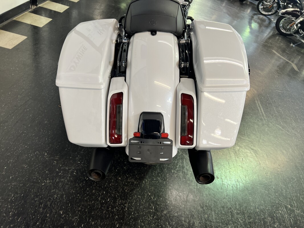 2024 Harley-Davidson Street Glide White Onyx Pearl FLHX - Photo 9