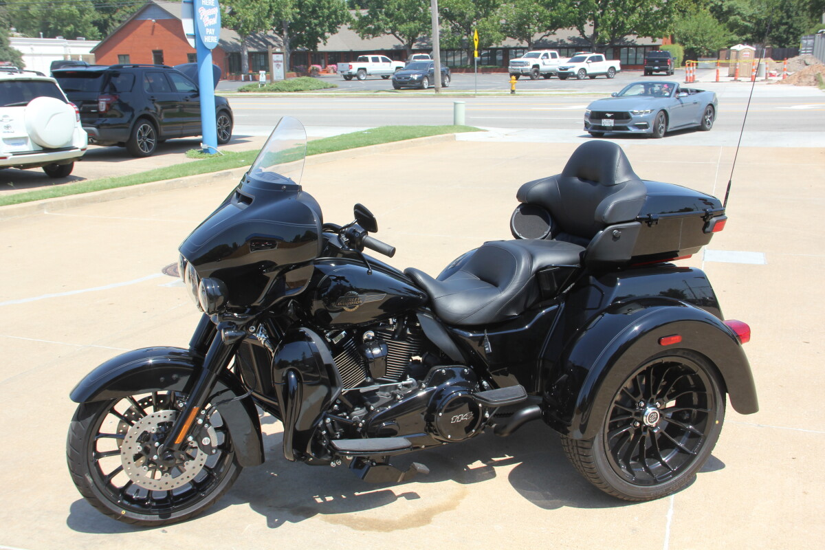 2025 Harley-Davidson Tri Glide Ultra Vivid Black - Black Finish - Photo 6