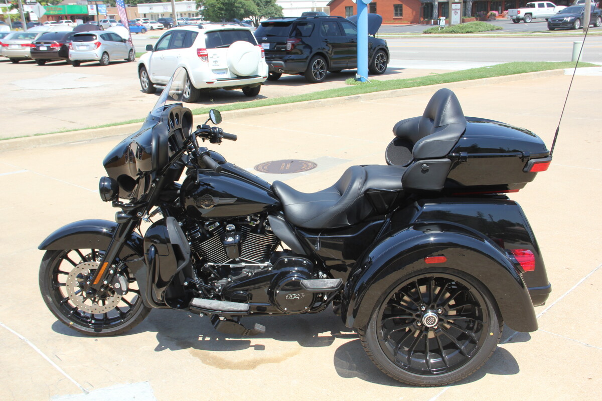 2025 Harley-Davidson Tri Glide Ultra Vivid Black - Black Finish - Photo 3