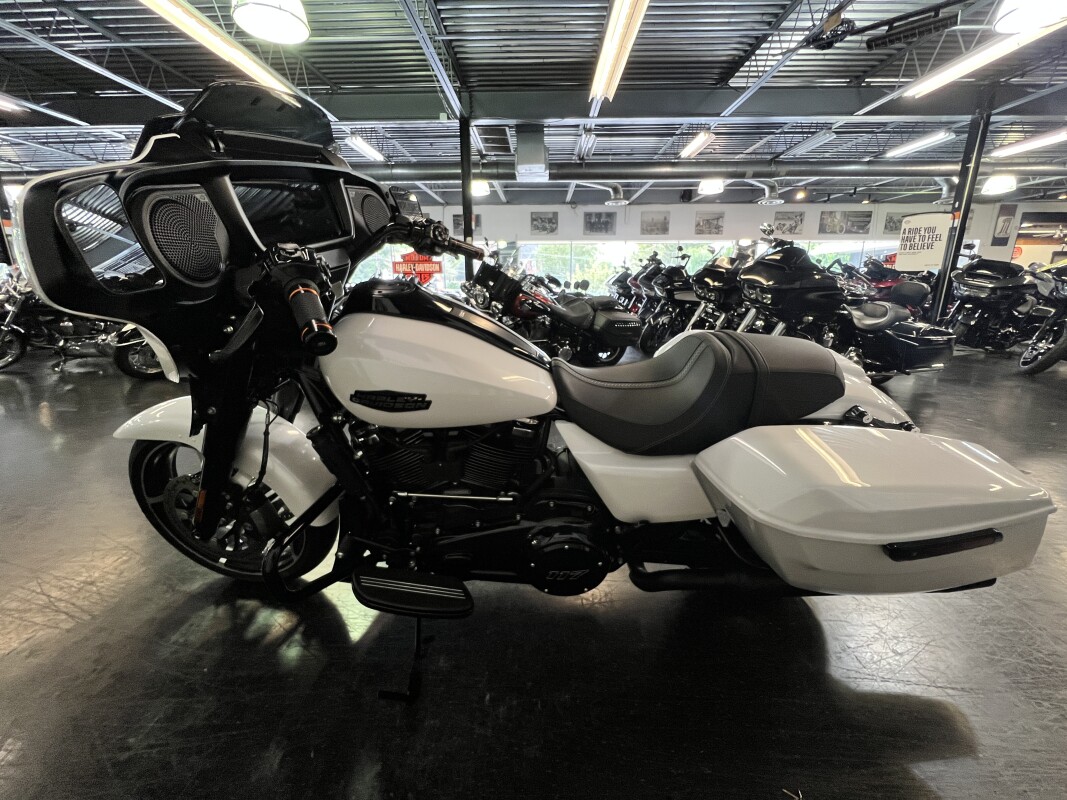 2024 Harley-Davidson Street Glide White Onyx Pearl FLHX - Photo 7