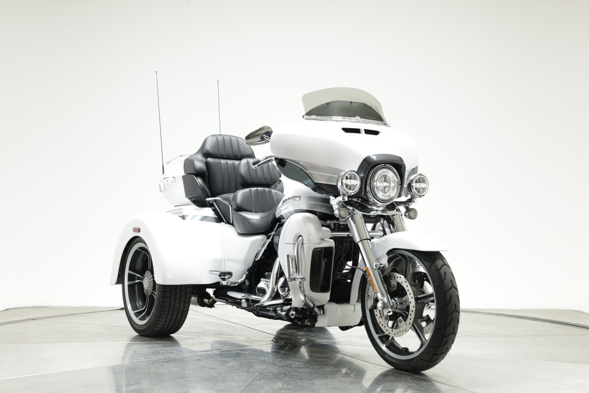 2020 Harley-Davidson FLHTCUTGSE CVO Tri Glide in Blizzard White Pearl, with 11,137 miles - Photo 5