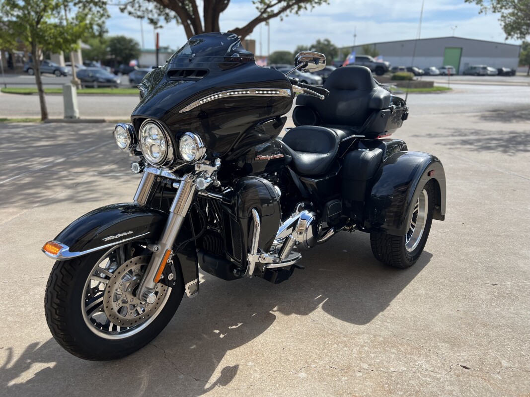 2019 Harley-Davidson Tri Glide Ultra Silver Flux/Black Fuse - Photo 4