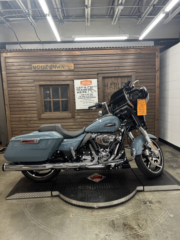 2024 Harley-Davidson Street Glide SHARKSKIN BLUE