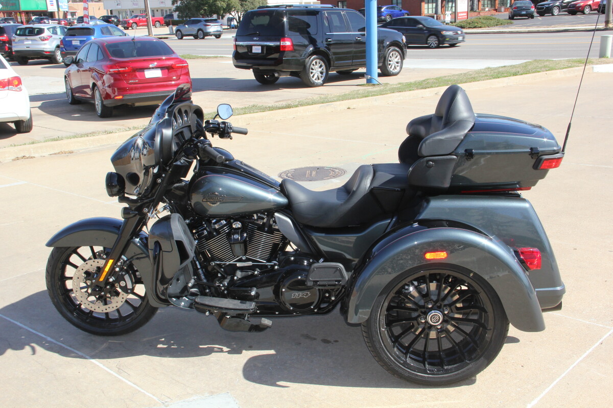 2025 Harley-Davidson Tri Glide Ultra Iron Horse Metallic / Vivid Black - Black Finish - Photo 3