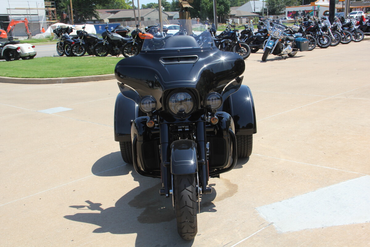 2025 Harley-Davidson Tri Glide Ultra Vivid Black - Black Finish - Photo 8