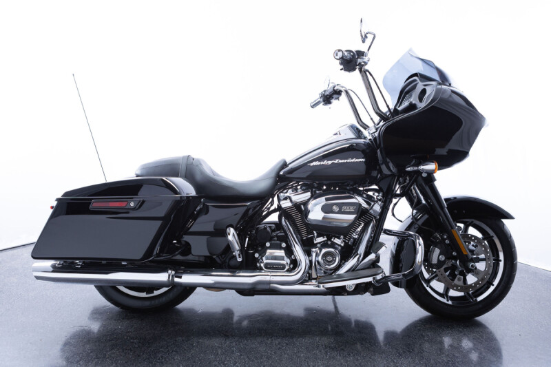 2017 Harley-Davidson<sup>®</sup> Road Glide<sup>®</sup> Vivid Black