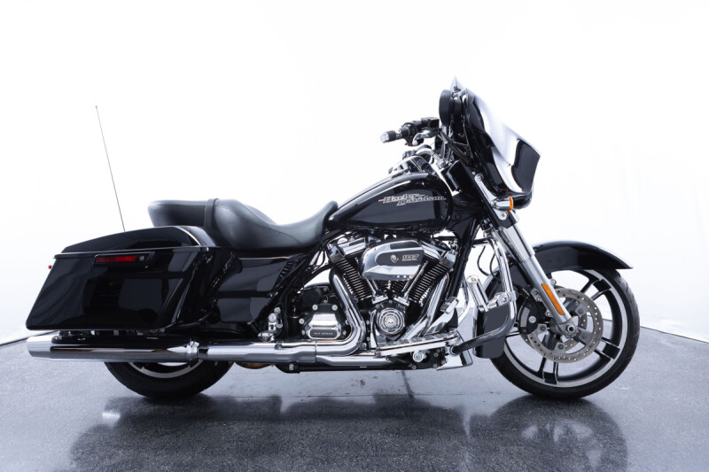 2017 Harley-Davidson<sup>®</sup> Street Glide<sup>®</sup> Special Vivid Black