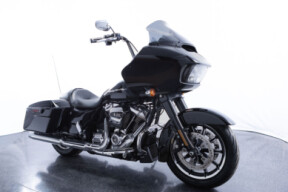 2017 Harley-Davidson<sup>®</sup> Road Glide<sup>®</sup> Vivid Black thumb 3