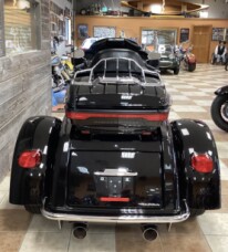 2021 Harley-Davidson® Tri Glide® Ultra Vivid Black thumb 2