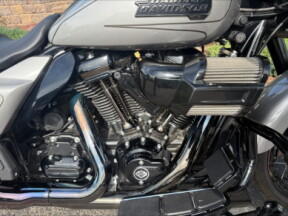 2023 Harley-Davidson® CVO™ Street Glide® Dark Platinum w/Pinstripe thumb 2