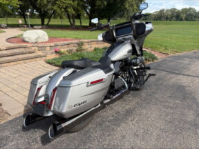 2023 Harley-Davidson® CVO™ Street Glide® Dark Platinum w/Pinstripe thumb 1