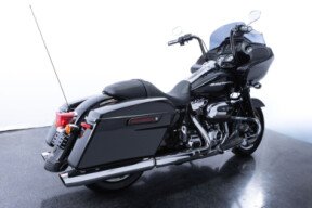 2017 Harley-Davidson<sup>®</sup> Road Glide<sup>®</sup> Vivid Black thumb 2