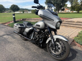 2023 Harley-Davidson® CVO™ Street Glide® Dark Platinum w/Pinstripe thumb 3