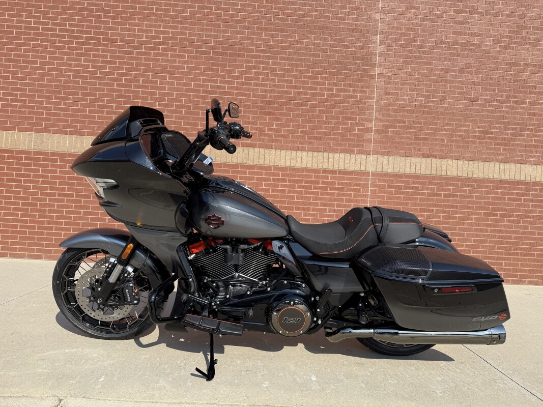 FLTRXSE 2025 CVO Road Glide - Photo 8