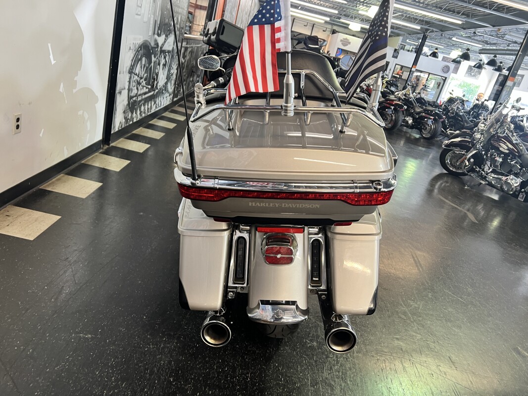 2018 Harley-Davidson Ultra Limited Low Silver Fortune/Black Tempest FLHTKL - Photo 9