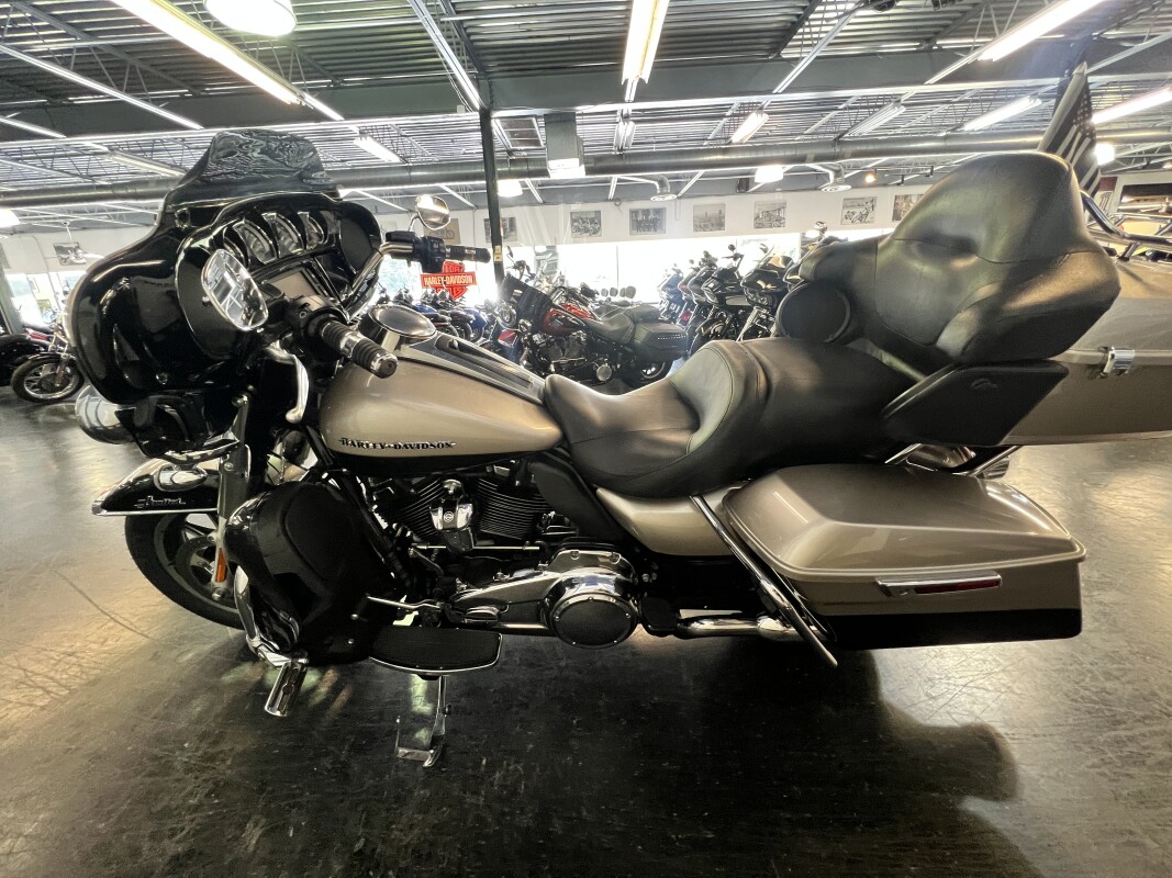 2018 Harley-Davidson Ultra Limited Low Silver Fortune/Black Tempest FLHTKL - Photo 7