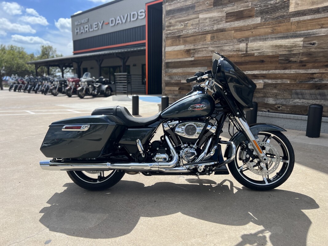2025 Harley-Davidson Street Glide Iron Horse Metallic