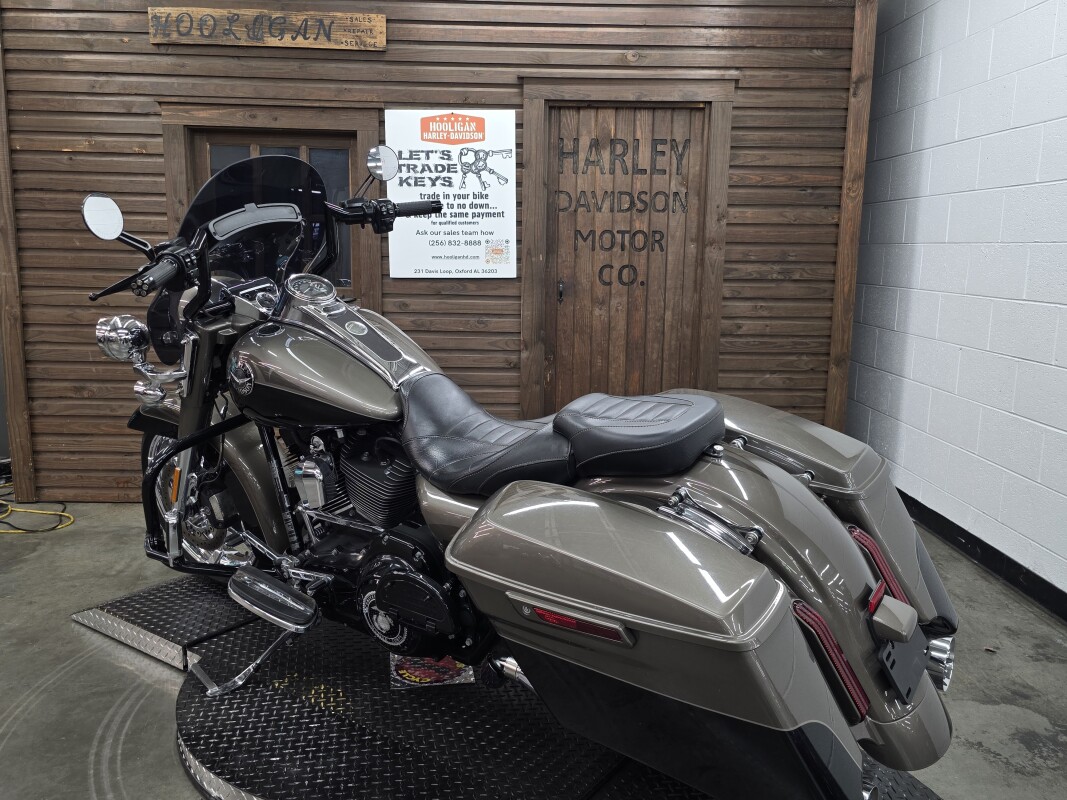 2014 Harley-Davidson CVO Road King TITANIUM/GALBLK W/ PINSTRIP - Photo 4