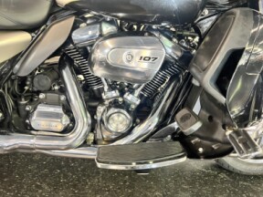 2018 Harley-Davidson® Ultra Limited Low Silver Fortune/Black Tempest FLHTKL thumb 1